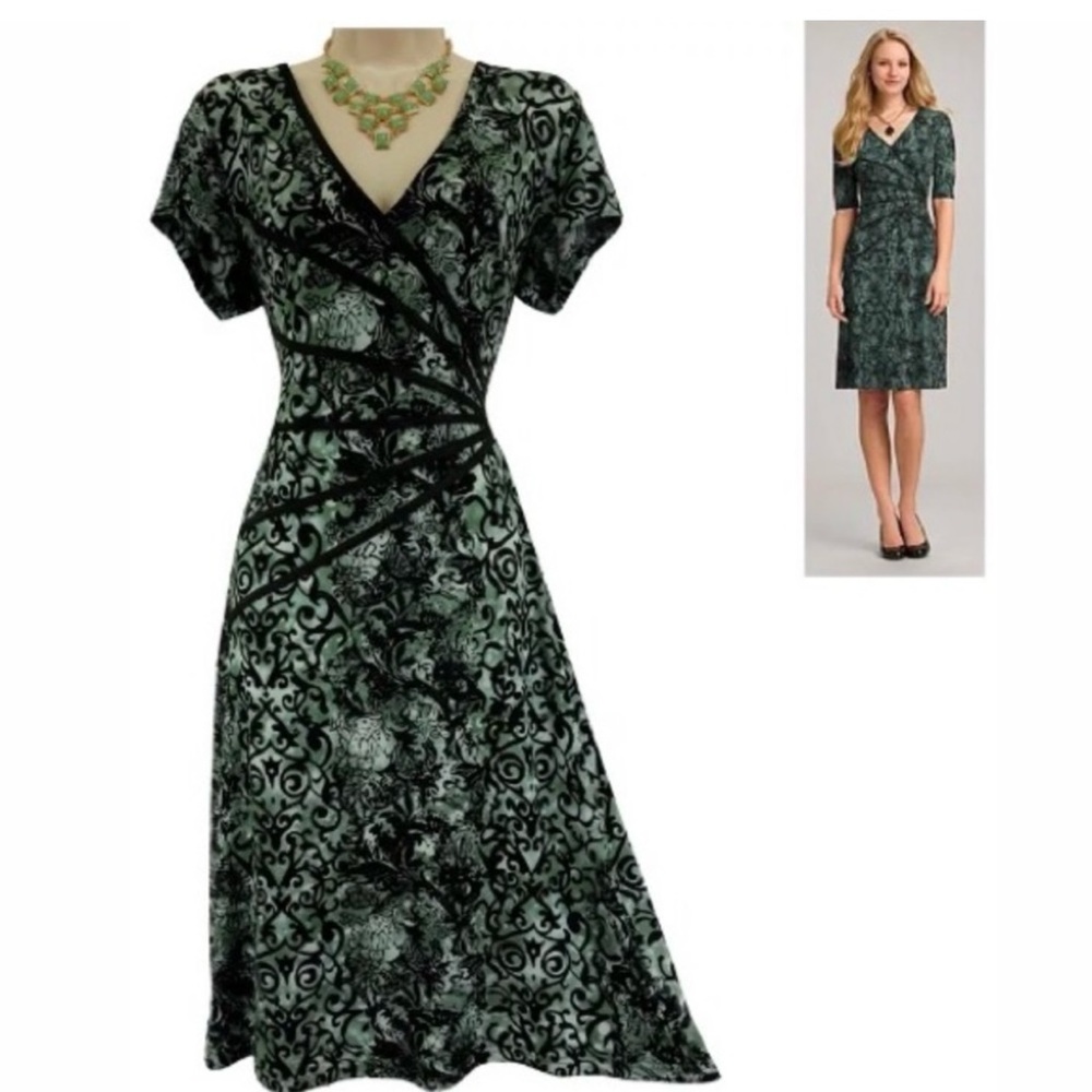 14 Large FLATTERING SCROLL PRINT DRESS
Day/Evening